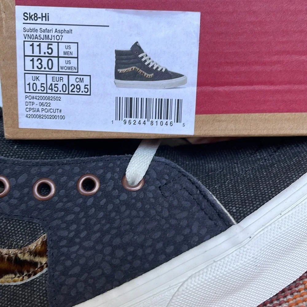 Vans Men’s Sk8-Hi
Subtle Safari Asphalt
VN0A5JMJ107
Sneakers - Picture 16 of 16